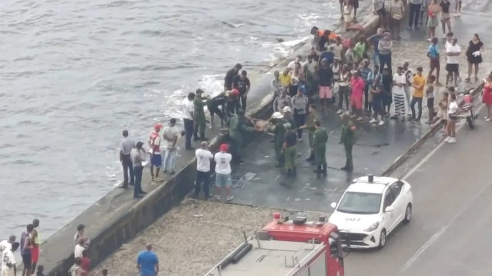¿Cayó o lo tiraron? Tremendo susto en el Malecón de La Habana con final de luto