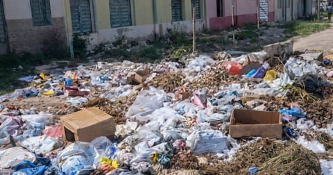 Un mar de basura asfixia la paz de los ancianos en Caibarién