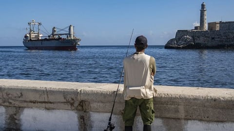 ¡Se disparan las ventas yanqui pa' Cuba! Trump aprieta, pero la guagua no se detiene