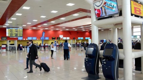 ¿Se acabará el combustible pa’ los vuelos? La crisis energética pone a temblar el transporte en Cuba