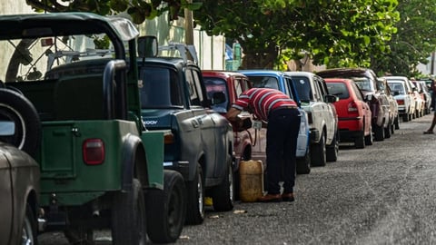 ¡El Deporte Nacional! Gasolina en Cuba: OTRA vez a la cola y con la billetera temblando