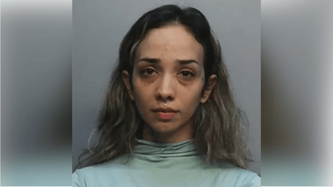 Madre Arrestada en Miami Tras Hallazgo de Hijo de 6 Años Solo en la Noche