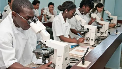 ¿¡Pero qué es esto!? ¡EEUU le tranca la beca a los muchachos que estudian en Cuba!