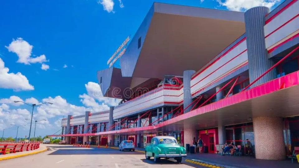¡Alboroto en el aeropuerto! ¿Se les está llenando de agua la pista o qué?