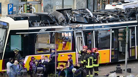 Tragedia en Milán: Tranvía descarrila y deja dos muertos y decenas de heridos