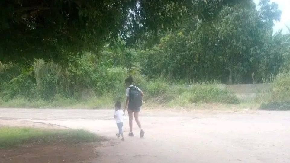 ¿Dos Niñas Caminando Kilómetros a la Escuela? ¡Policía y Transporte en Cuba Bajo la Lupa!
