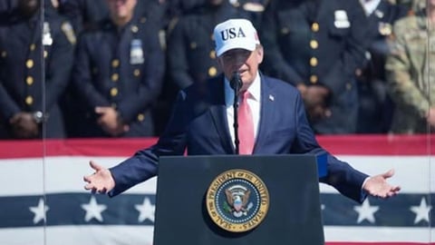Trump predice caída de precios de gasolina tras elecciones intermedias