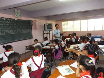 Cuba Mantiene Clases Escolares con Flexibilidad ante Crisis Energética