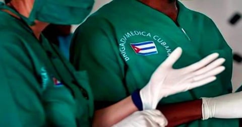 Médicos Cubanos Denuncian Trabas para Salir del País Tras Dejar la Profesión