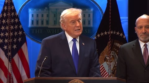 Trump Desafía a la Corte Suprema con Nuevo Arancel Global del 10%