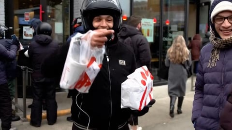 ¿Millonario de la noche a la mañana? Abuelo repartidor recibe fortuna tras video viral