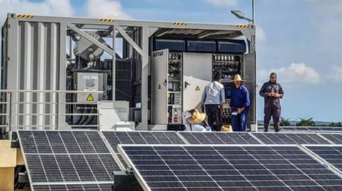 ¿Te instalas un panel solar en tu casa y te cobran en divisa? ¡Qué va, mi socio!