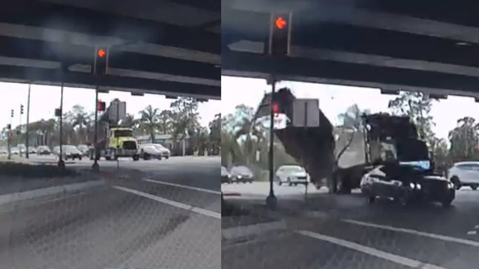 Un camión pierde su contenedor al chocar con un puente en Naples, Florida