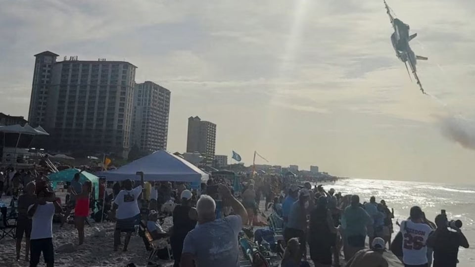 ¿El avión de los Blue Angels se va a estrellar? ¡Pánico en la playa de Florida!