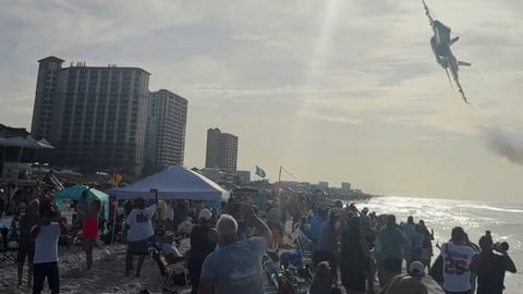 Avión de los Blue Angels sobrevuela playa de Florida a baja altura y causa pánico