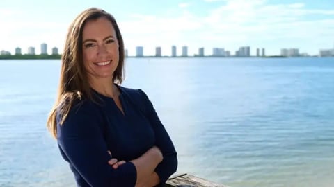 Demócrata Emily Gregory Gana Elección Especial Cerca de Mar-a-Lago