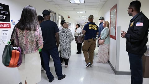 ¿Hasta 10,000 Presos en 5 Días? ICE se Pone las Pilas y Dice que es la 'Nueva Normalidad'