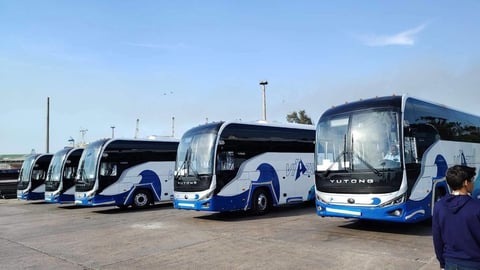 Cuba prioriza buses para turistas mientras su gente sigue a pie