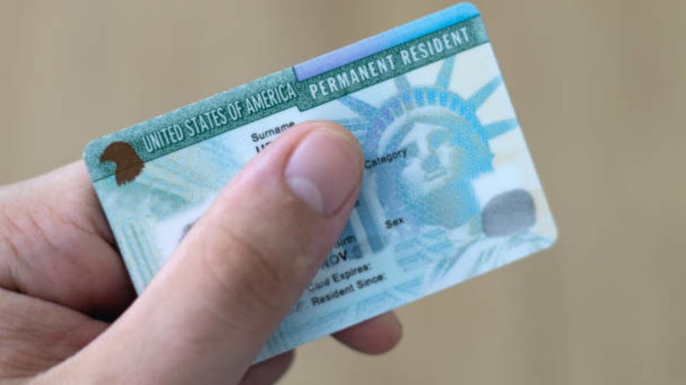 ¿Se Dormirá el Tío Sam? Cubanos Piden su Green Card a Gritos