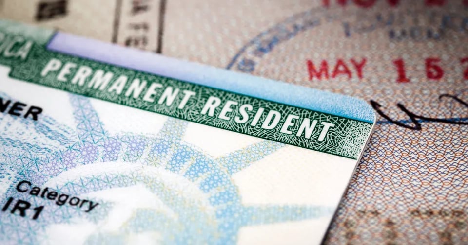 ¡Oye! USCIS Tiene una Montaña de Casos Cubanos Atascados: ¡348 Mil Esperando y Contando!