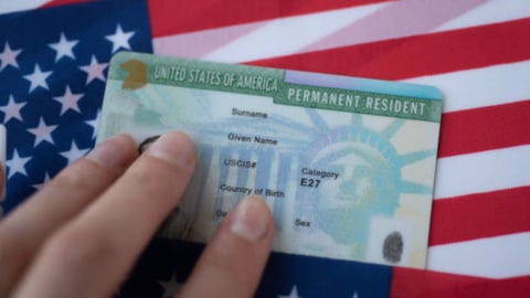 ¿Pa' fuera o pa' dentro? EEUU aprieta las tuercas a la Green Card