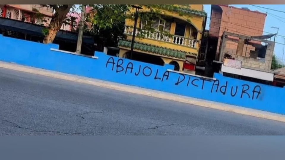 ¿El Delito es Fotografiar un Cartel? Detienen a Doctora en Cuba por 'Abajo la Dictadura'