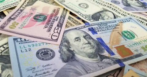 ¡El dólar oficial le saca la lengua al de la calle y el peso se desmaya!