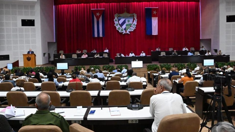 ¡El Necio le cae a palos a diputados: "Se quedaron pegados!"