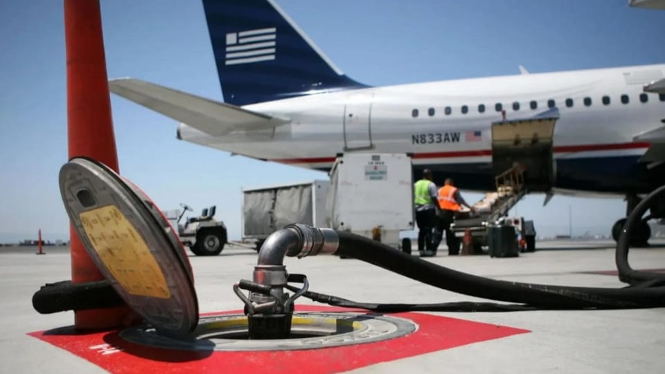 ¿Se Quedará Europa Sin Gasolina de Avión? ¡Preparen Maletas (y Bolsillos)!