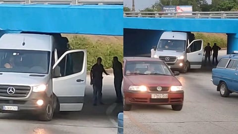 Microbús Atascado Bajo Puente en La Habana