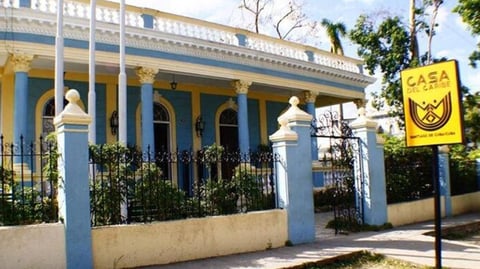 Falso Babalawo Estafa en Santiago de Cuba Pidiendo Prendas de Valor
