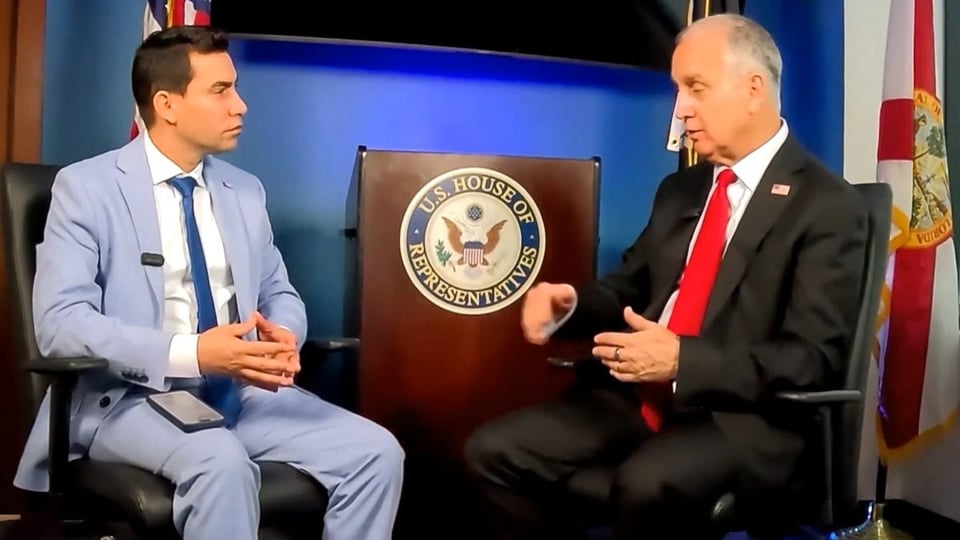 Congresista Díaz-Balart No Convence a Trump Sobre Cubanos con I-220A