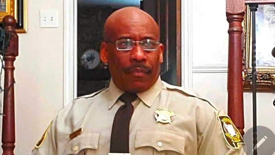 ¡Oficial de Sheriff Cubano Lanza Alerta! Trump Planea Intervenir en Cuba, ¿Será un Desastre?
