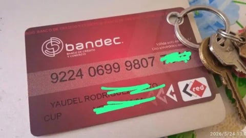 Joven Cubano Bromea con la "Embarcariación" Bancaria y el Uso de su Tarjeta como Llavero