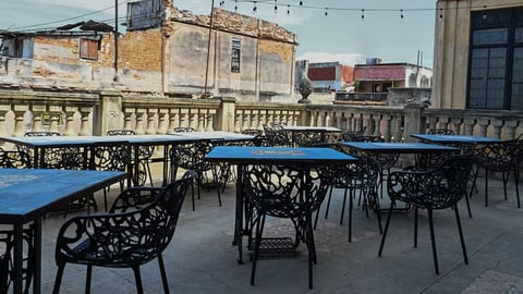 La Habana: Restaurantes Vacíos por Crisis Económica y Apagones