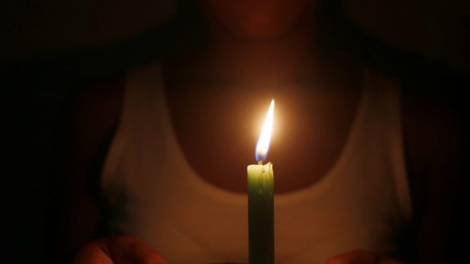 Madre Cubana Pide Ayuda por Constantes Apagones que Afectan a sus Hijos