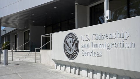 USCIS da un giro digital a los trámites migratorios para cubanos