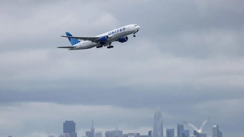 ¿¡Qué cosa es esta!? Capturan a sujeto que amenazó con tumbar un avión en pleno vuelo