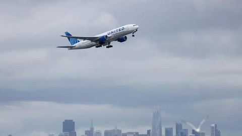 ¿¡Qué cosa es esta!? Capturan a sujeto que amenazó con tumbar un avión en pleno vuelo