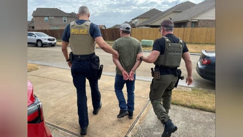 Médico Cubano Denuncia Condiciones Inhumanas Tras Ser Detenido por ICE