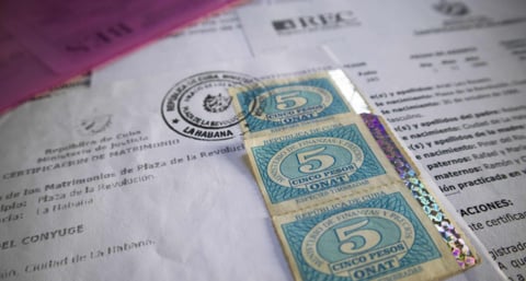 ¿Y tú sabes cuánto cuesta ahora ponerle el sello a un papel en Cuba?