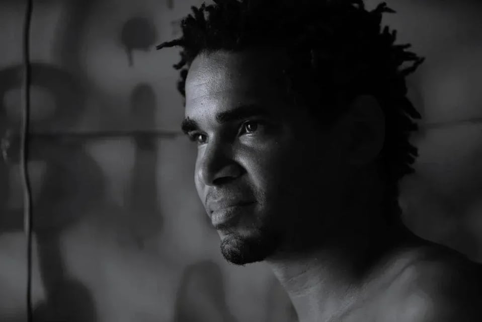 Artista cubano preso denuncia criminalización de la disidencia en The New York Times