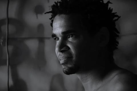 Artista cubano preso denuncia criminalización de la disidencia en The New York Times