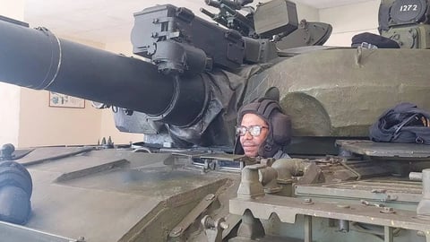 ¿Raúl Torres se unió a la guerra? Trovador posa en tanque y desata ola de memes