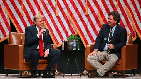 Tucker Carlson se arrepiente de apoyar a Trump y dice que "engañó a la gente"