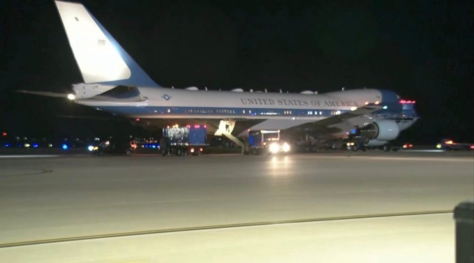 Falla técnica obliga al Presidente Trump a cambiar de avión en pleno vuelo a Europa