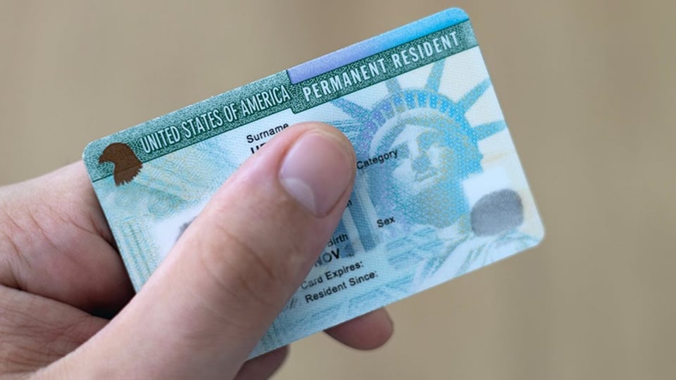 ¿Te friegan el crédito por traer a la familia a EE.UU.? USCIS se pone picante con la plata del patrocinador