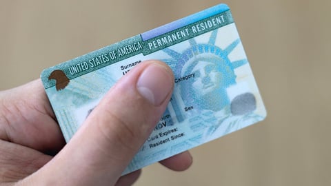 ¿Te friegan el crédito por traer a la familia a EE.UU.? USCIS se pone picante con la plata del patrocinador