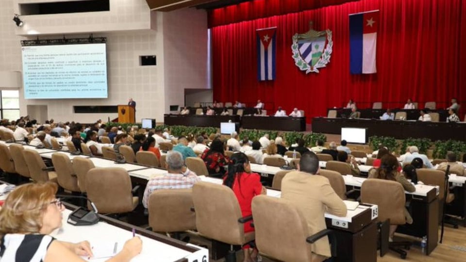 ¡Alerta, Cuba! El régimen lanza 176 medidas y abre la puerta al mercado para salir del bochinche