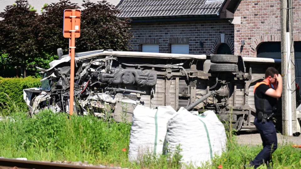 Tragedia en Bélgica: Tren choca con autobús escolar, mueren cuatro personas
